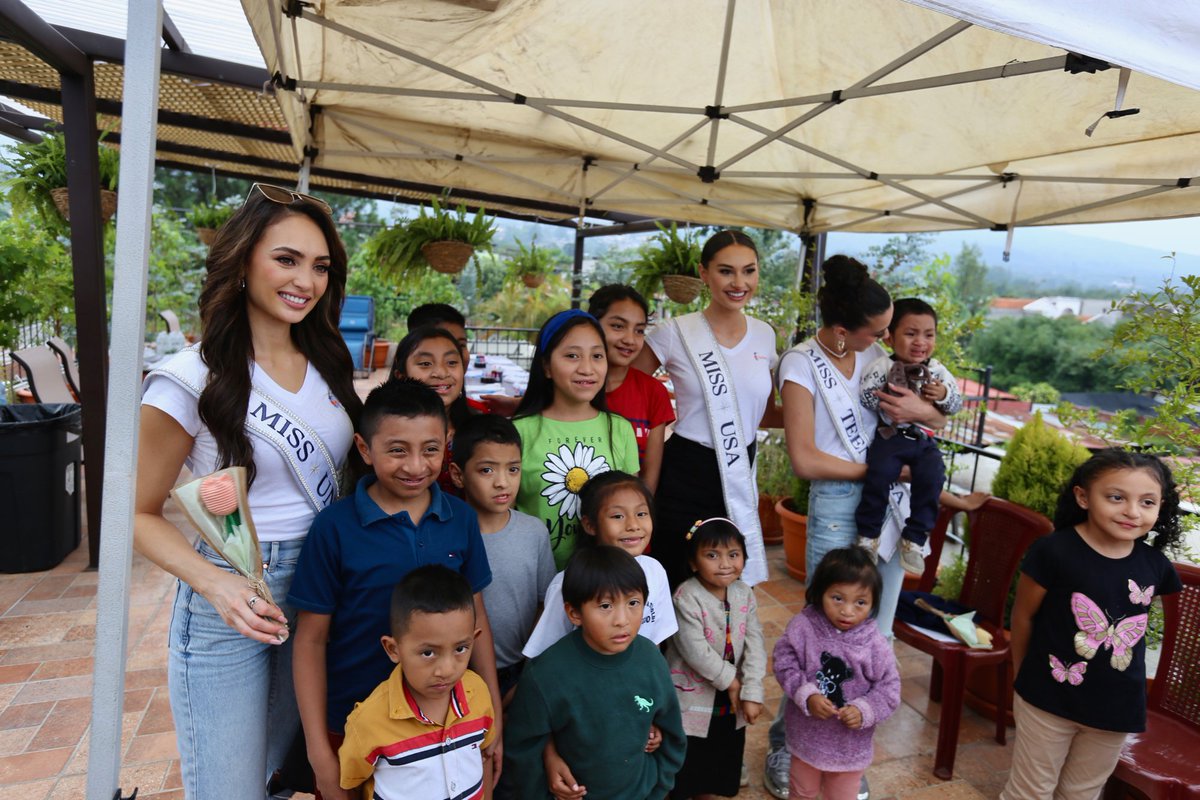 @Smiletrain visited us today! They brought along #MissUniverse #MissUSA and #MissTeenageUSA for a wonderful activity with the children!

#blessed #cleftlipandpalate #TessUnlimited #Guatemala