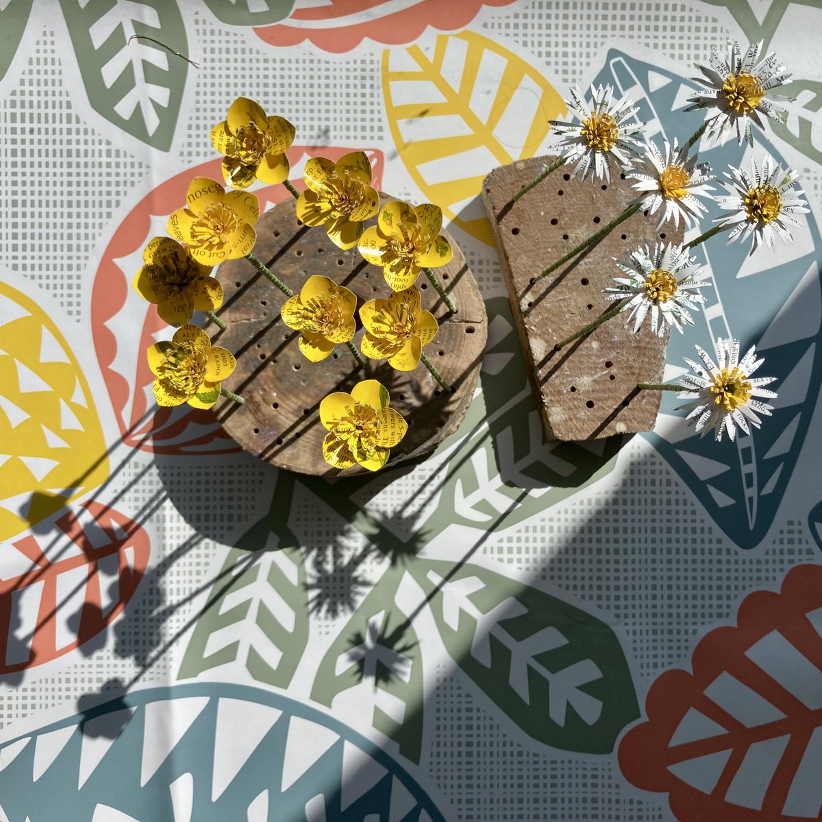 Preparations for <a href="/craftfestival/">クラフトフェス</a> are going well in the sunshine today. Loving the shadows these paper daisies &amp; buttercups are casting 💛 #craftfestival #madebyhand #paper #wire #sculpture #papersculpture #daisies #buttercup #flora