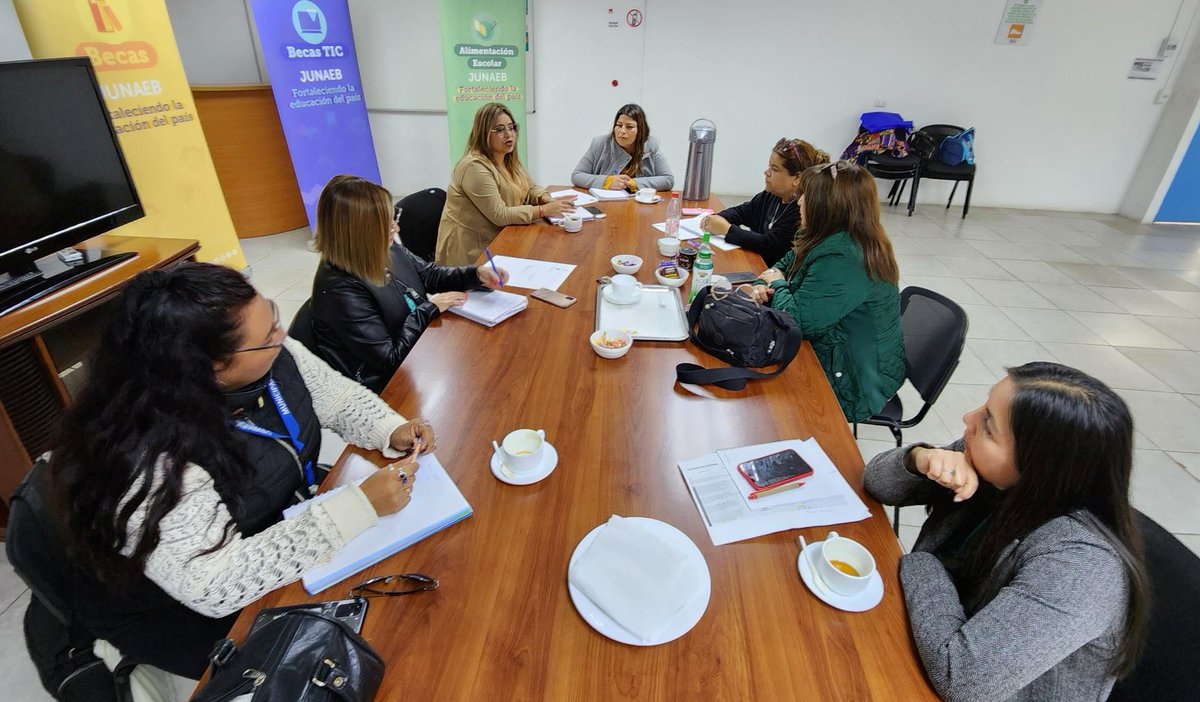 Junaeb_IVRegion's tweet photo. AHORA📣: Realizamos reunión mensual con contrapartes técnicas de las siete comunas que cuentan con el Programa de Residencia Familiar Estudiantil #PRFE. Realizamos seguimiento al plan de trabajo y vemos las actividades financieras ✔️✔️ https://t.co/rq7IbR4IFj