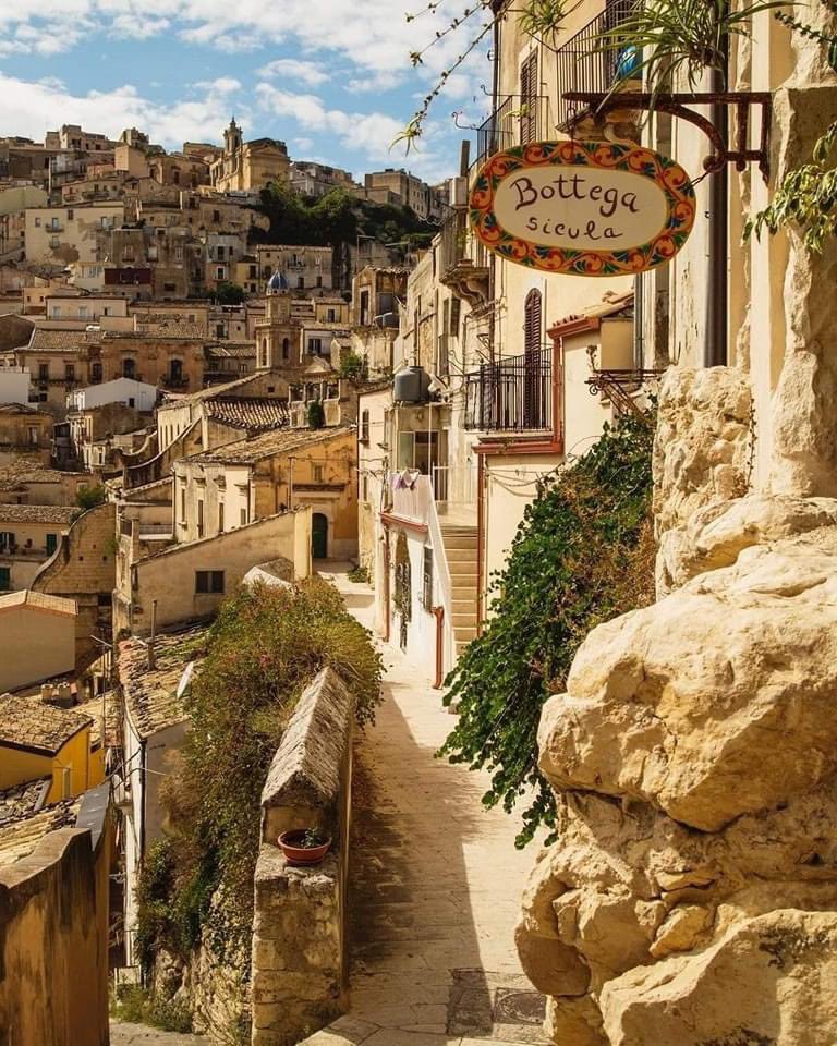 The narrow and picturesque streets of Ragusa, Sicily. Italy 🇮🇹