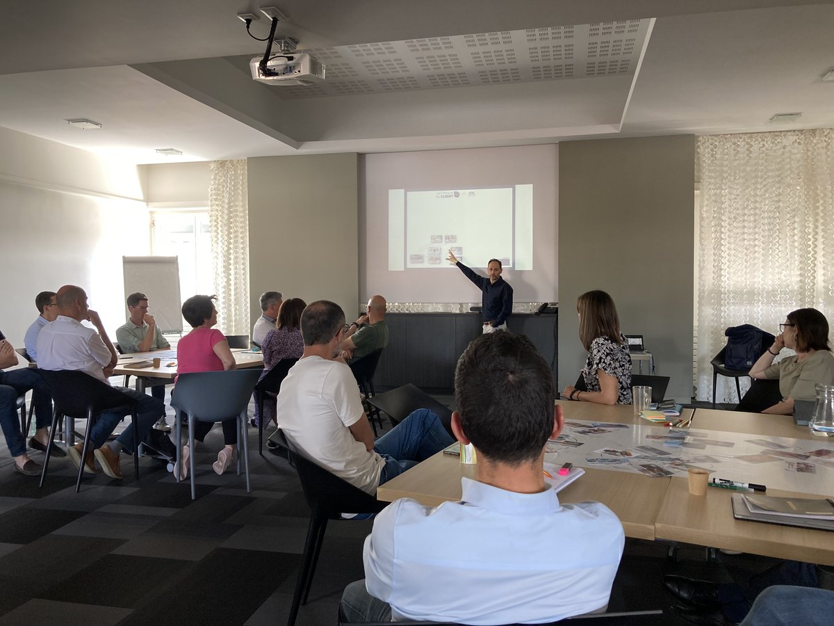 assemblia_sem's tweet photo. Les managers #assemblia se sont donnés rendez-vous lors d’une matinée dédiée à la #relationclient !
Objectif > déclencher des réflexes à transmettre aux équipes car une véritable culture client repose sur des valeurs partagées :) A nos côtés un expert : Gil Arban de COS SYSTEM. https://t.co/KEgdgfO9gZ