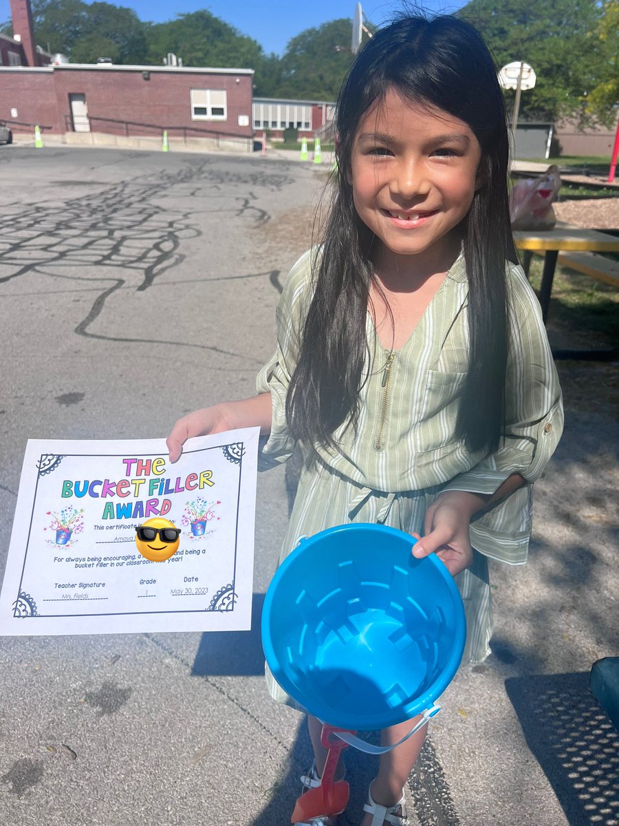 Our class Bucket Filler Award went to Amaya! She is always kind, inclusive, and willing to help others. Congratulations, Amaya! ❤️🎉