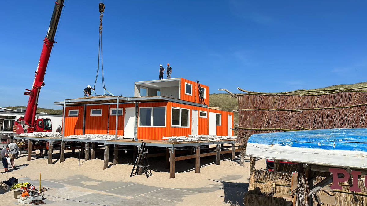 Beachmanager's tweet photo. Nieuwe strandpost in aanbouw op strand Castricum. https://t.co/T6eACA9hdw