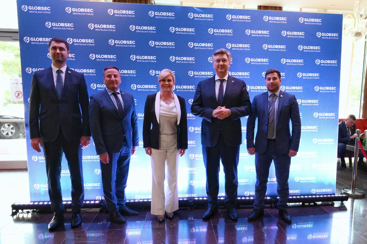 davorfilipovic2's tweet photo. Nakon završenog #GLOBSEC2023 s #PVRH @AndrejPlenkovic i @KolindaGK.

Zahvaljujući @VladaRH, 🇭🇷 je prepoznata kao energetsko čvorište ovog dijela 🇪🇺 i faktor sigurnosti, a ulaskom u #Schengen i #Eurozone Hrvatska postaje još atraktivnija investicijska destinacija. https://t.co/Vp13GInfNk