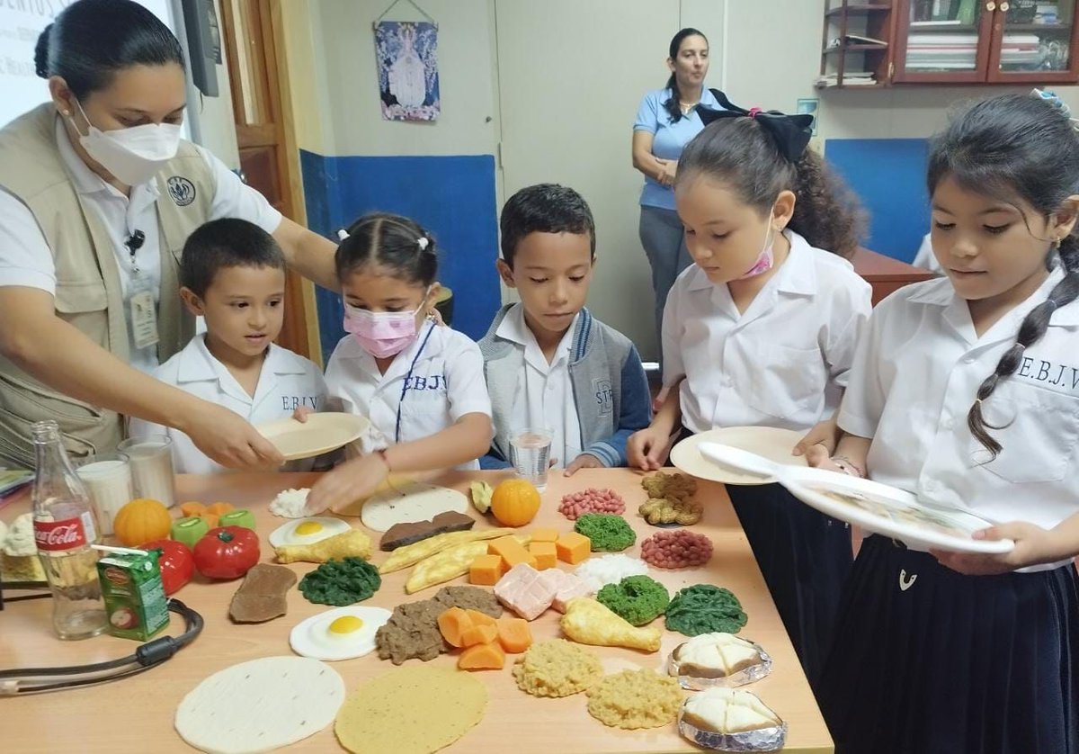 CSSPanama's tweet photo. #LosSantos 
90 estudiantes de primer grado de la Escuela Juana Vernaza, participaron en una docencia y taller con el tema: mantener una alimentación saludable, dirigido por el programa escolar del ULAPS de Guararé.
#CSScontigo https://t.co/PteEN40mzu