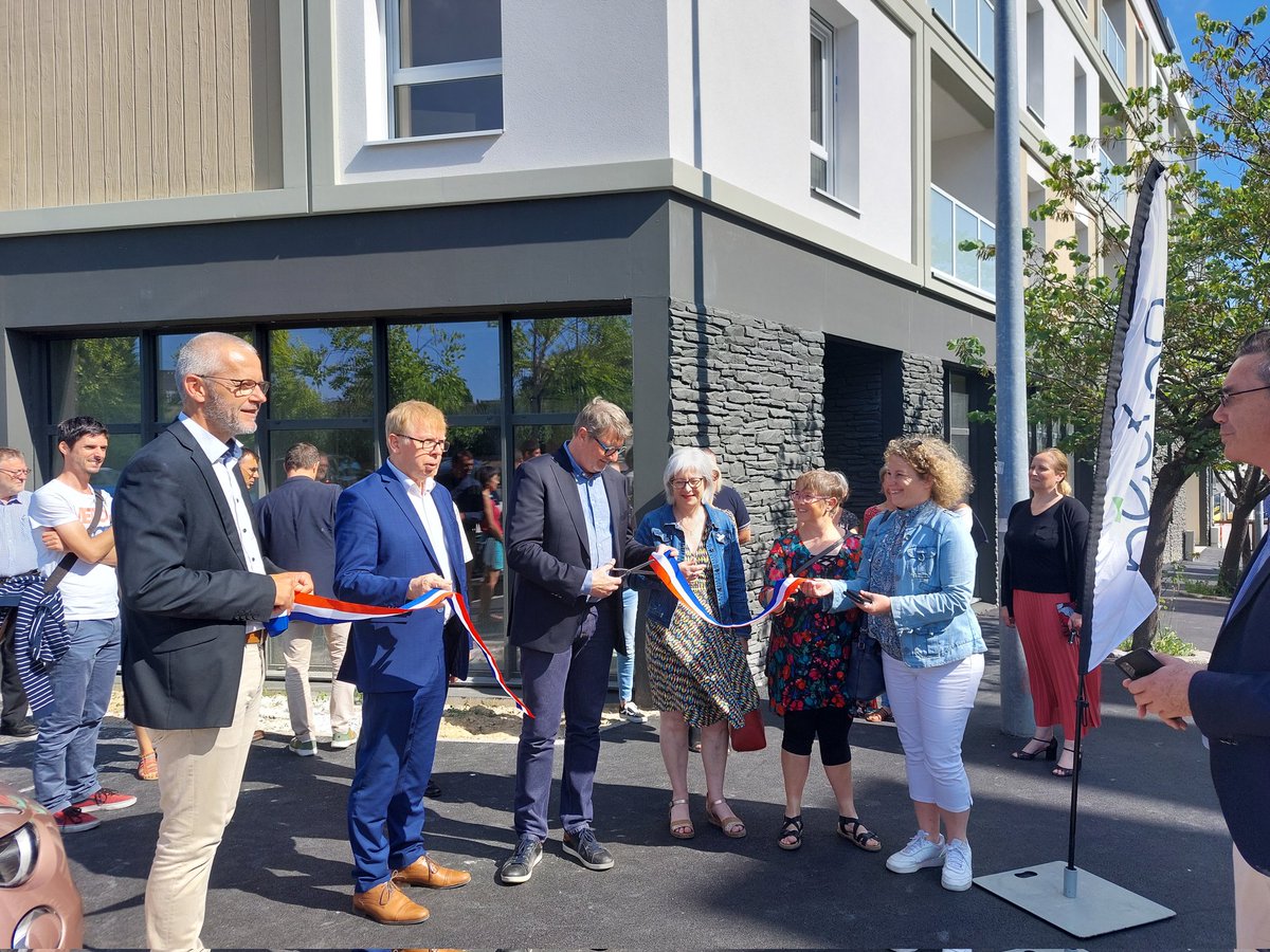 C'est à Bruz aujourd'hui, que se déplaçaient les équipes de Néotoa afin de remettre les clefs de leur domicile aux nouveaux locataires bruzois, en présence de Monsieur le Maire et des différents acteurs de ce projet.