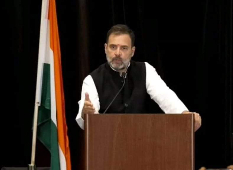 DevrajCS's tweet image. ഔദ്യോഗികമായി ഒരു സ്ഥാനവും വഹിക്കാത്ത,  പാർലമെൻറ് മെമ്പർ പോലും അല്ലാത്ത ഇന്ത്യയിലെ സ്ഥിരം ഭാവി പ്രധാനമന്ത്രിക്ക് കുങ്കുമവും തൊട്ട് നിന്ന് ഇന്ത്യൻ ദേശീയ പതാകയെ സാക്ഷിനിർത്തി ഭാരതത്തിലെ ഹിന്ദു സംസ്കാരത്തെയും ഭാരതത്തിന്റെ പ്രധാനമന്ത്രിയെയും അപമാനിക്കാൻ എന്ത് അധികാരം?
#RahulAtItAgain