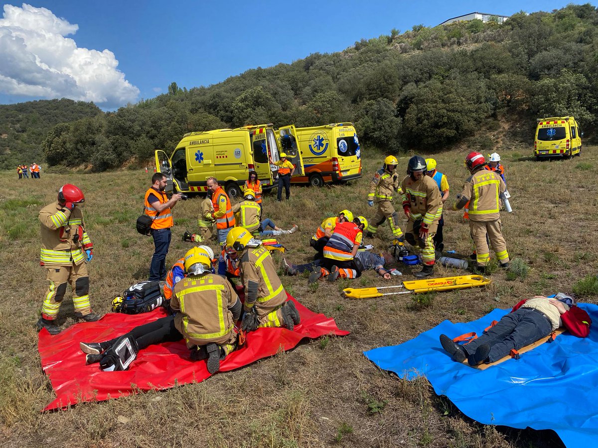 semgencat's tweet photo. ✈ Imatges d'avui, simulacre d'accident aeronàutic a l'Aeroport Andorra-La Seu d’Urgell, durant la maniobra d’aterratge amb afectats de diversa consideració.
El #SEM ha estat responsable de l’assistència sanitària dels afectats. Hi han participat 6 professionals i 4 unitats #SEM. https://t.co/elKZzdd36r