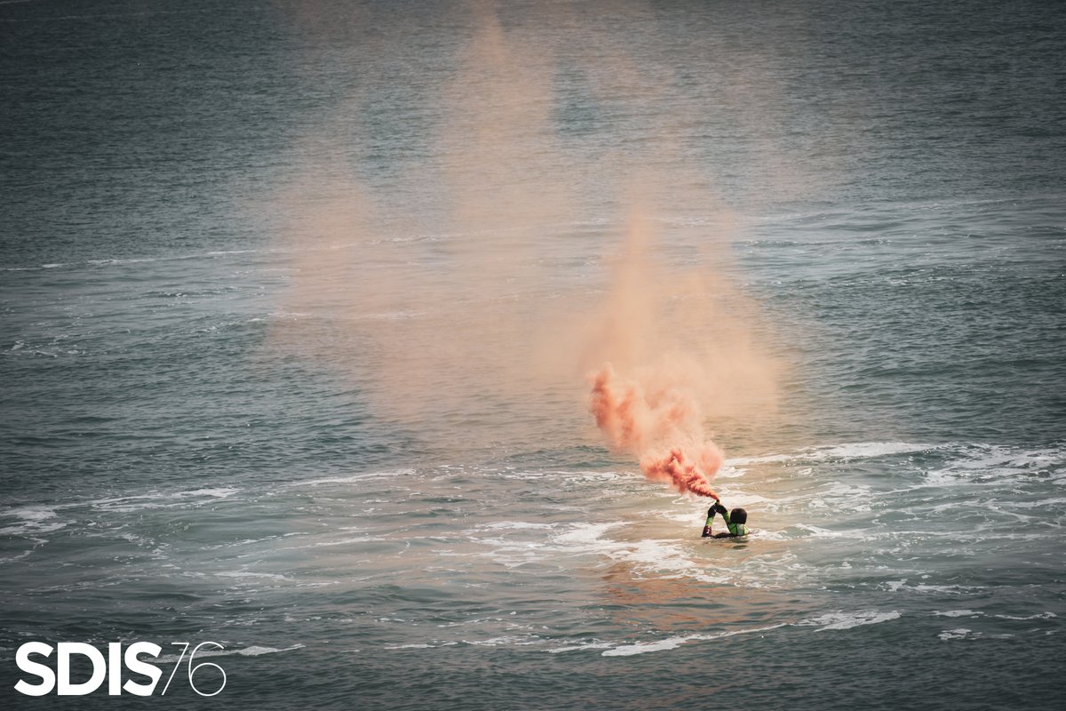 Sdis76's tweet photo. 👨‍🚒🚤 Inauguration d'un bateau d'intervention et de sauvetage.

↪️ Fruit d'un co-financement #Sdis76 / @haropaport  du Havre, ce bateau permet au Sdis de renforcer son efficacité dans la lutte contre les sinistres pouvant intervenir en mer et contre les pollutions. https://t.co/lsHsorpuYi