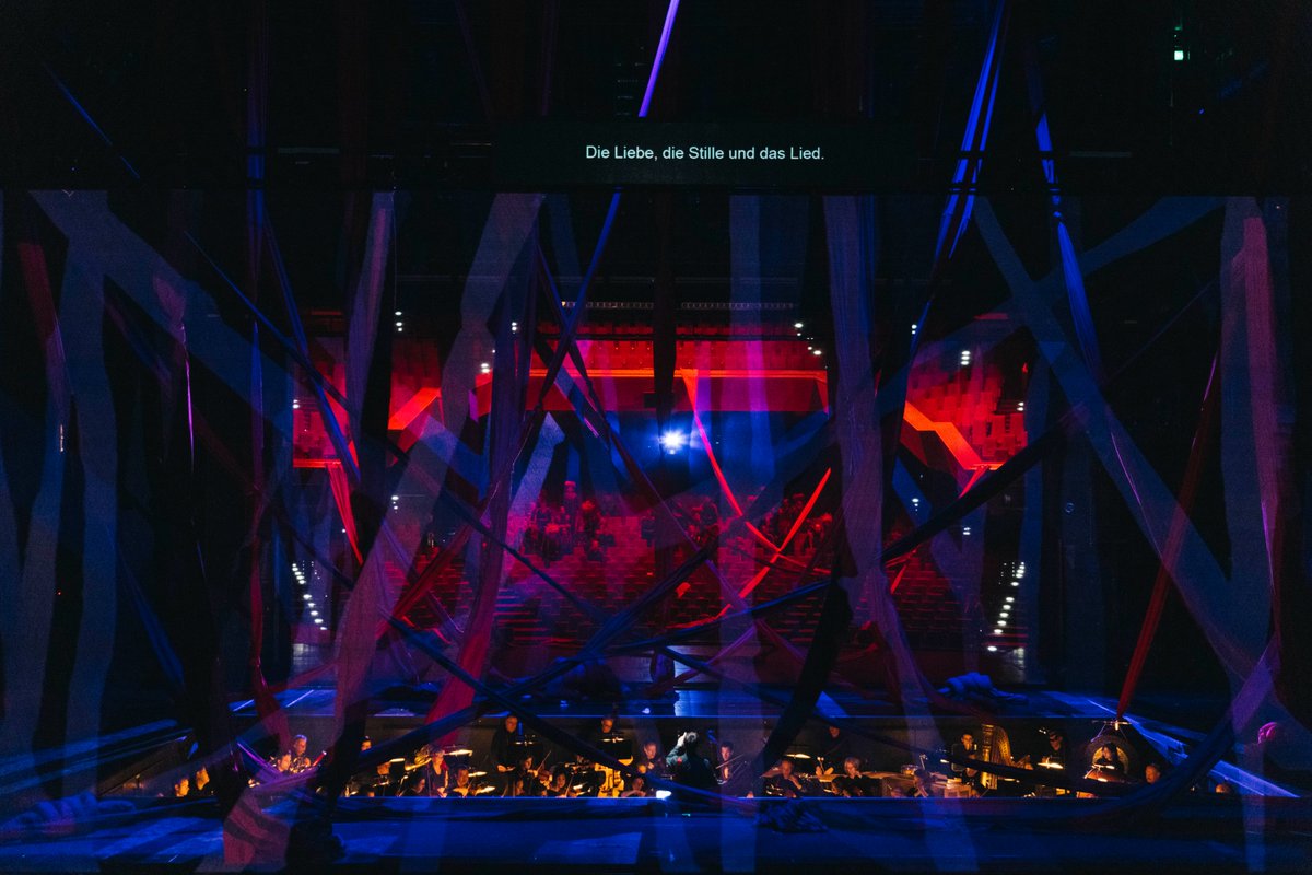 #Blickwechsel - Das #Backstage-#Festival
Drei Produktionen eröffnen einen ganz besonderen Blickwinkel: Das #Publikum sitzt auf der #Hinterbühne des Großen Hauses und ist ganz nah am Geschehen.
➡️Alle Termine: bit.ly/blickwechsel_s…
Foto: The Prison (C) Eike Walkenhorst