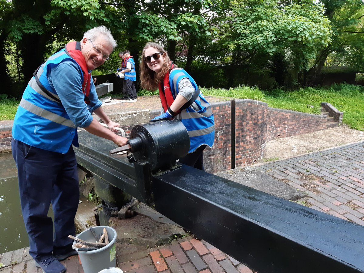 We had a great day with staff from brand consultancy Heavenly at #Woolhampton on the #KennetAndAvon They painted lock beams, did a litter pick and made bird boxes. Thank you for helping us  look after our precious canal system  @weareheavenly 🙏 #ActNowForCanals