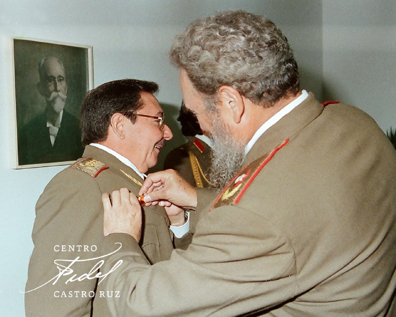 #Fidel:"#Raúl es mi hermano doblemente: hermano en toda esa lucha y hermano en las ideas. Pero no ocupa un cargo en esta #Revolución porque sea mi hermano de sangre, sino porque es mi hermano de ideas y porque se ha ganado ese lugar con su sacrificio, su valentía, su capacidad".