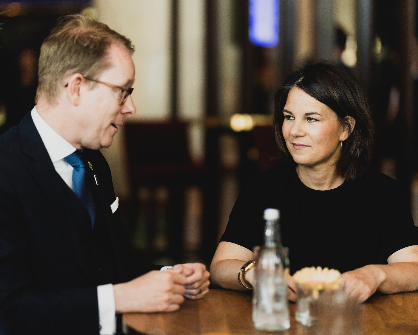 Ausenministerin Baerbock spricht mit ihrem schwedischen Amtskollegen Tobias Bildström am Rande des NATO-Treffens in Olso.