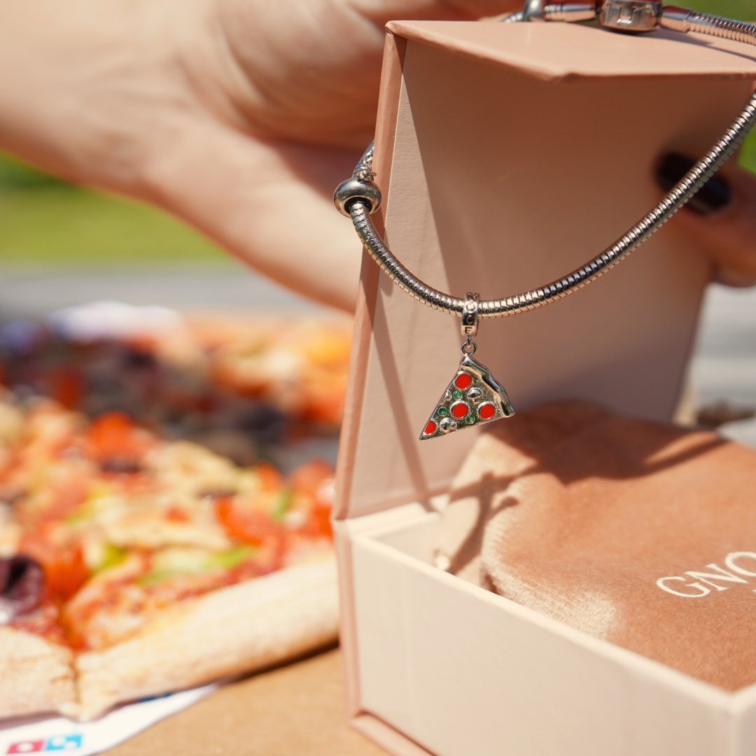 DominosFrance's tweet photo. 🎁 Toutes les mamans méritent un cadeau supplémentaire pour leur journée... Histoire de régaler une seconde fois la mama’
On offre un bracelet collector en argent &amp; 1 pizza taille XL !

Pour Participer : 
♥️ #RT 
♥️ Follow @DominosFrance 

TAS : 11.06 https://t.co/DqWql1wZxZ