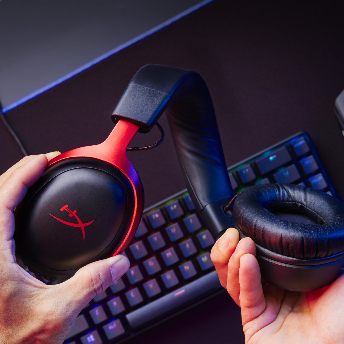 HyperXFrance's tweet photo. On vous présente la nouvelle génération de casques HyperX Cloud, le CLOUD III ☁️☁️☁️

Une qualité sonore supérieure ✅
Plus de confort ✅
Et un meilleur micro ✅

#hyperx #hyperxcloud #CloudIII #Hyperxgaming https://t.co/nildhKwLLV