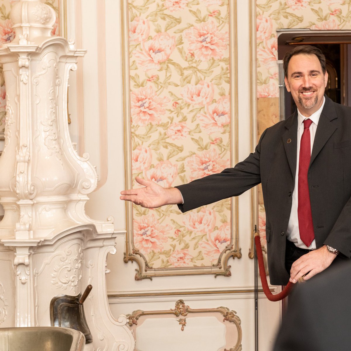 sisi_museum's tweet photo. 💡✨ Am Sonntag ist es wieder so weit! In unserer #Spezialführung erfahrt ihr wohlgehütete #Geheimnisse über die #Hofburg. Perfektes #Sonntagsprogramm in #Wien für euren #Museumsbesuch.
📍 Sisi Museum | 04. 06.23 | 15:00 Uhr | Alle Infos https://t.co/QJnrG6ts4B
📸© SKB https://t.co/xiHiseujkZ