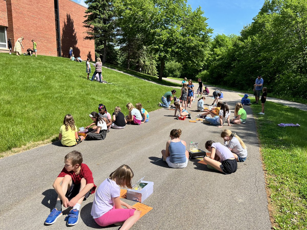 MrsBauerJES's tweet image. Baking s’mores in our solar ovens! @MsKennediJES @MsBirkholz4 @mrfuhrman7