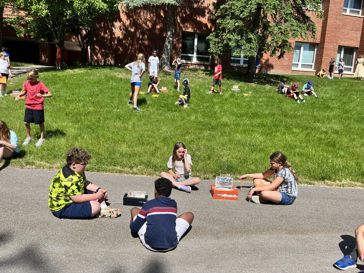 MrsBauerJES's tweet image. Baking s’mores in our solar ovens! @MsKennediJES @MsBirkholz4 @mrfuhrman7