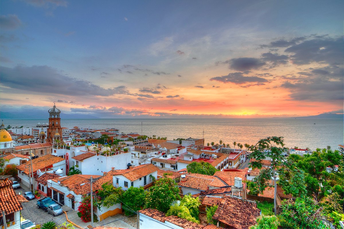 SECTUR_mx's tweet photo. ¡Felicidades, #PuertoVallarta! 🥳 

Este increíble destino de #Jalisco hoy cumple 105 años de su fundación y 55 años como ciudad. Asómbrate con sus únicos paisajes, su deliciosa gastronomía e increíbles artesanías. https://t.co/uB6KiefqAa