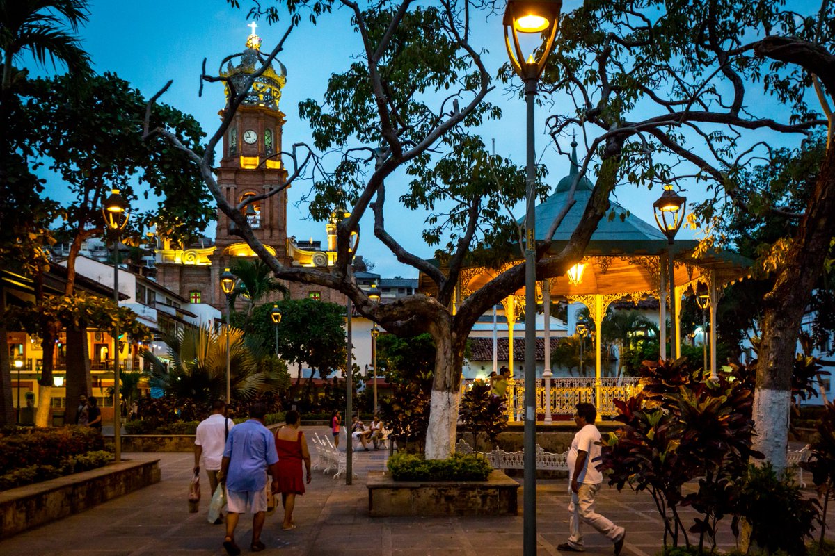 SECTUR_mx's tweet photo. ¡Felicidades, #PuertoVallarta! 🥳 

Este increíble destino de #Jalisco hoy cumple 105 años de su fundación y 55 años como ciudad. Asómbrate con sus únicos paisajes, su deliciosa gastronomía e increíbles artesanías. https://t.co/uB6KiefqAa