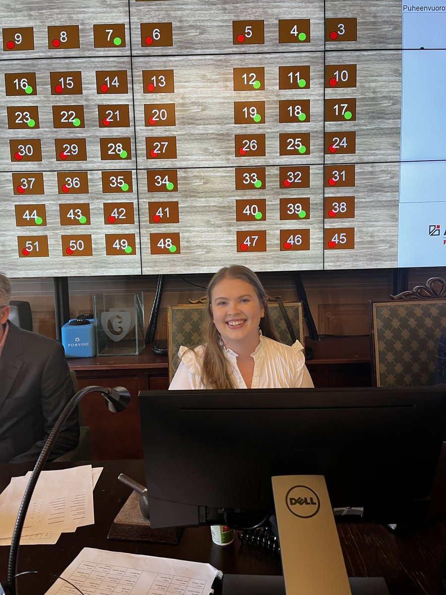 Tänään kaupungin valtuuston kokouksessa tehtiin historiaa! Porvoon valtuuston nuorin puheenjohtaja puikoissa koskaan 🤩
Hyvä <a href="/neahjelt/">Nea Hjelt</a> 

#porvoo
#valtuusto 
#kokoomus 
<a href="/PorvoonKokoomus/">Porvoon Kokoomus</a>