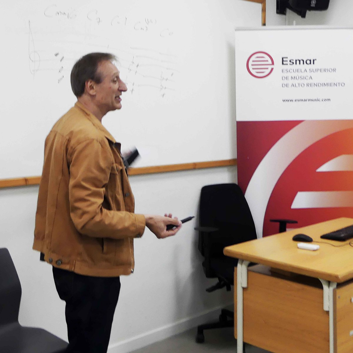 esmar_jazz's tweet photo. Ricardo Belda #esmarjazzteacher comparte su visión conceptual sobre la armonía del jazz y la improvisación basada en la simplificación. Una forma muy efectiva para abordar interpretaciones e improvisaciones, y también para componer y hacer arreglos. https://t.co/Y34URMXlPa https://t.co/0NSYA9a819