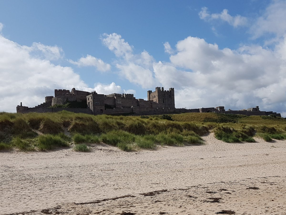 Late June, 1464.
Richard Neville, Earl of Warwick, besieges #BamburghCastle in #Northumberland. The first English castle to fall to cannon-fire, Bamburgh's surrender ends Lancastrian resistance in the North of England.