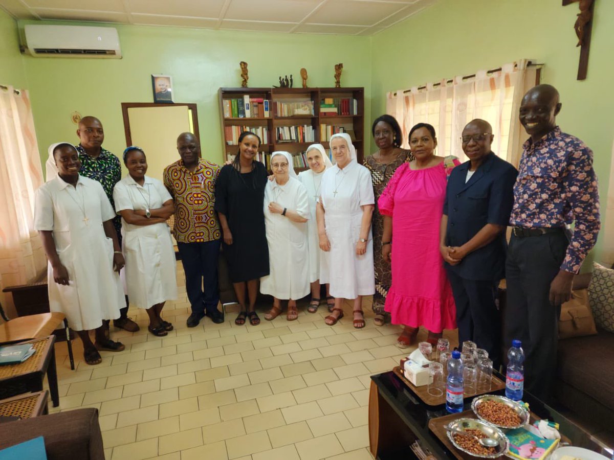 safiaotokore's tweet photo. Visite du centre de  #Santé de #BinzaMétéo que la France 🇫🇷 via @AFD_France en #RDC appuie.  Ce centre assure 400 accouchements par mois avec une zone de couverture estimée à 300 000 habitants! 
Le secteur #Santé  notamment maternelle et infantile figure dans nos priorités 🦾💪🏾💃🏽 https://t.co/Z36yCda1Uw