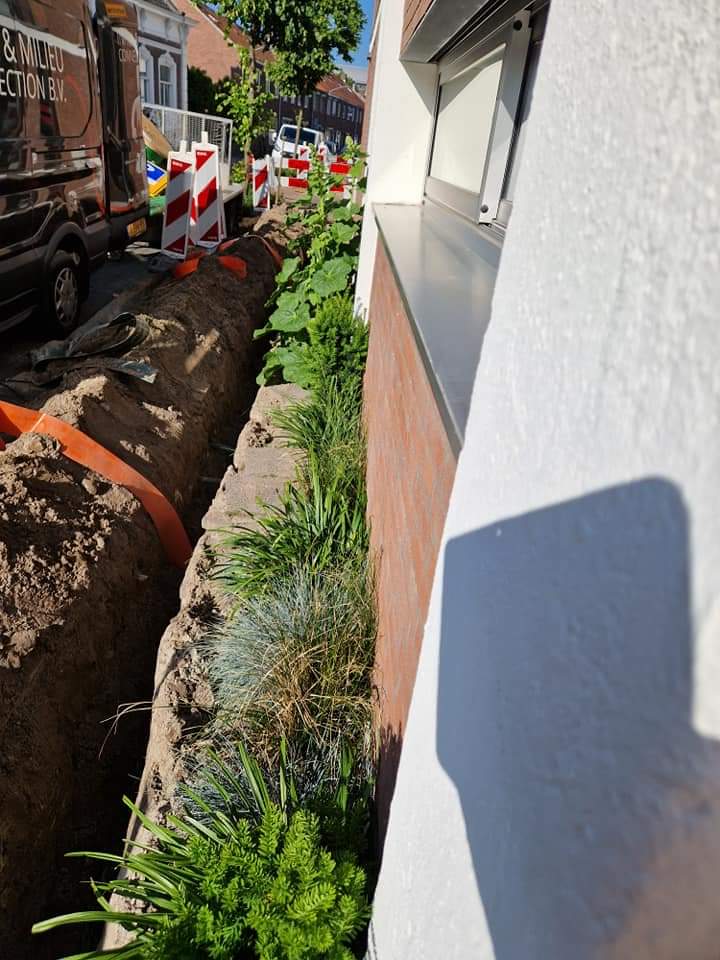 Khansloos's tweet photo. Bedankt @ZiggoWebcare jarenlang tevreden klant, maar ook dit hoort bij klantenservice. Onze geveltuin is nu een tegeltuin. Behoorlijk wat planten zijn gesneuveld! #kloosterstraat #oosterhout. https://t.co/5MsLz11W0i