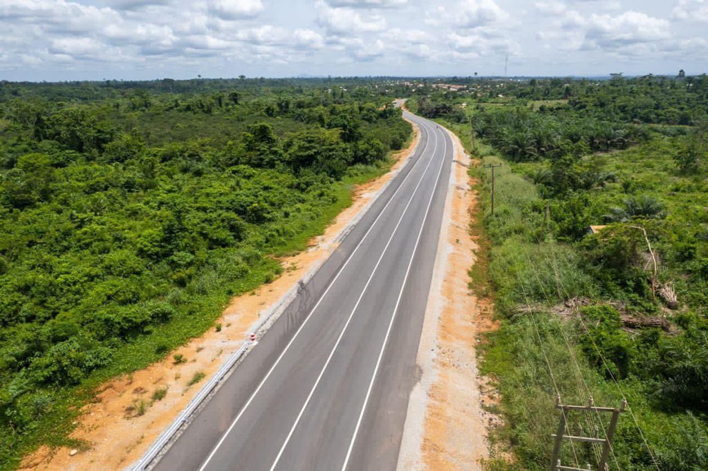 As part of his visit, the Minister inspected the 31.2km Assin Foso to Assin Praso road project which is completed and ready for commissioning.

#BuildingGhanaTogether
#PossibleTogether