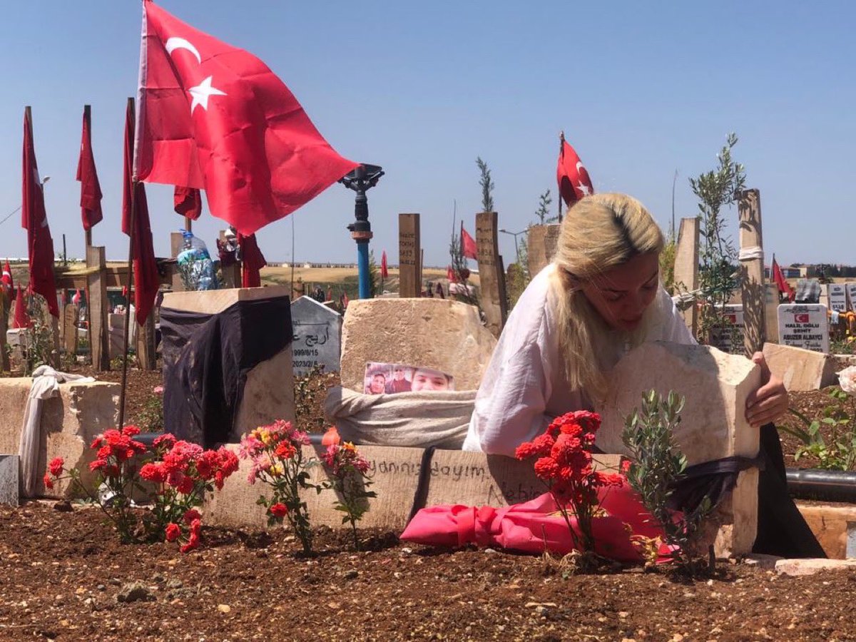 Geldim, yine parçaladım kendimi annem, babam, ablam. Hiçbir işe yaramadı. Yine dönmediniz. Bıraktım isyan etmeyi, yasininizi okudum.

O toprak size hiç yakışmadı. Üçünüz de o gece bir kere öldünüz ya işte ben o geceden beri her gün ölüyorum.