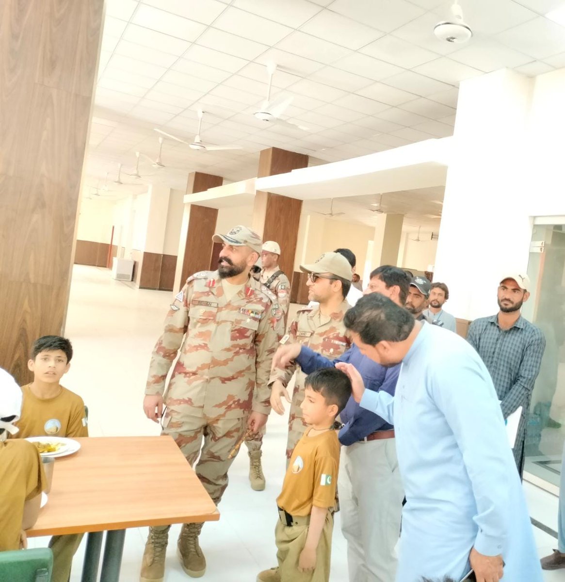 DcKharan's tweet photo. ڈی سی خاران منیر احمد موسیانی نے کمانڈنٹ خاران رائفل ریحان محمود کے ہمراہ کیڈٹ کالج خاران کا وزٹ کیا۔
انہوں نے اکیڈمک بلاک، لائبریری ، پلے گراؤنڈ ، ہاسٹلز اور میس کا معائنہ کیا اور کیڈٹس سے ملاقات کرکے سہولیات کا جائزہ لیا۔
@cs_balochistan
@hamzashafqaat
@MajidBuhair 
@dpr_gob https://t.co/au79AVrdCi