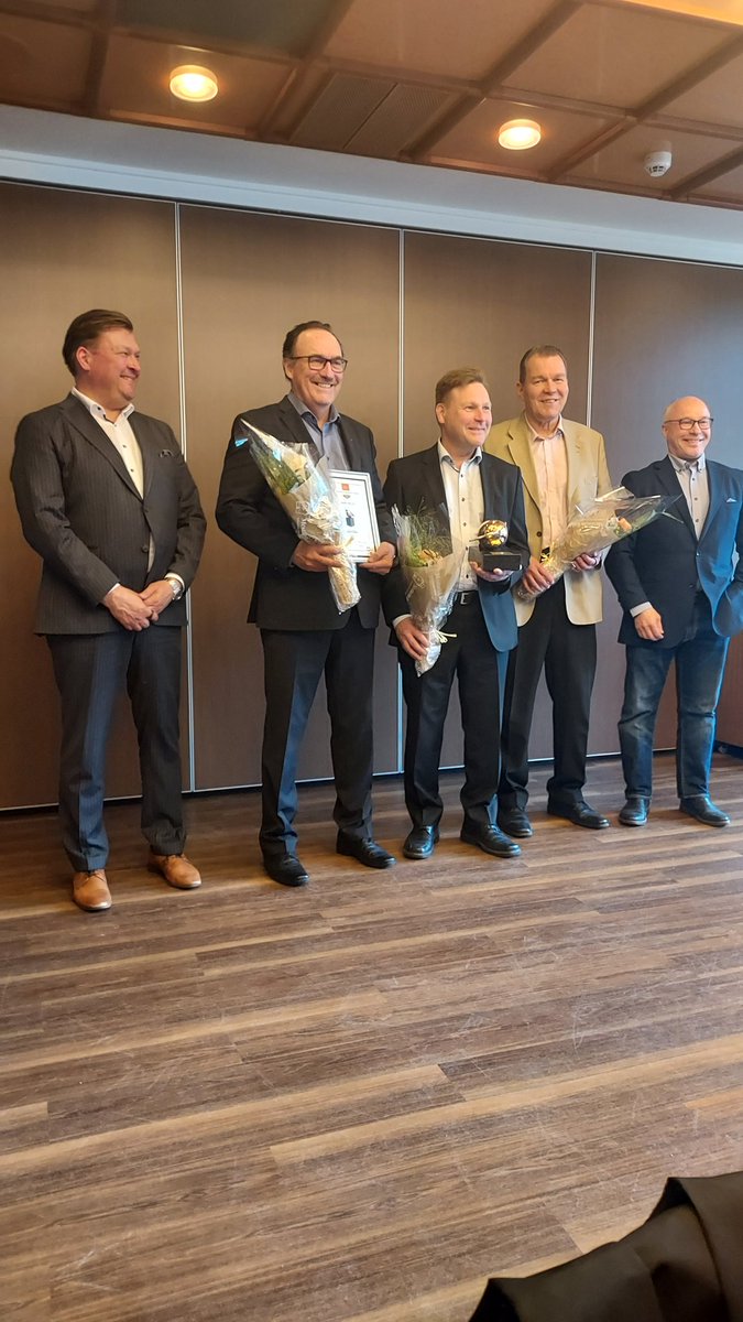 .<a href="/KS_kauppakamari/">Keski-Suomen kauppakamari</a>'n kevätkokouksessa jaettiin 25. kerran  Maineteko Maailmalla -palkinto. Perustelu: kasvanut menestyksekkäästi ja vienyt paikallista osaamista maailmalle. Onneksi olkoon  #FimpecPMO 👏👏
Vähän irtosi insinöörismiehiltä hymyä salamavalojen räiskeessä 😁
#kasvu