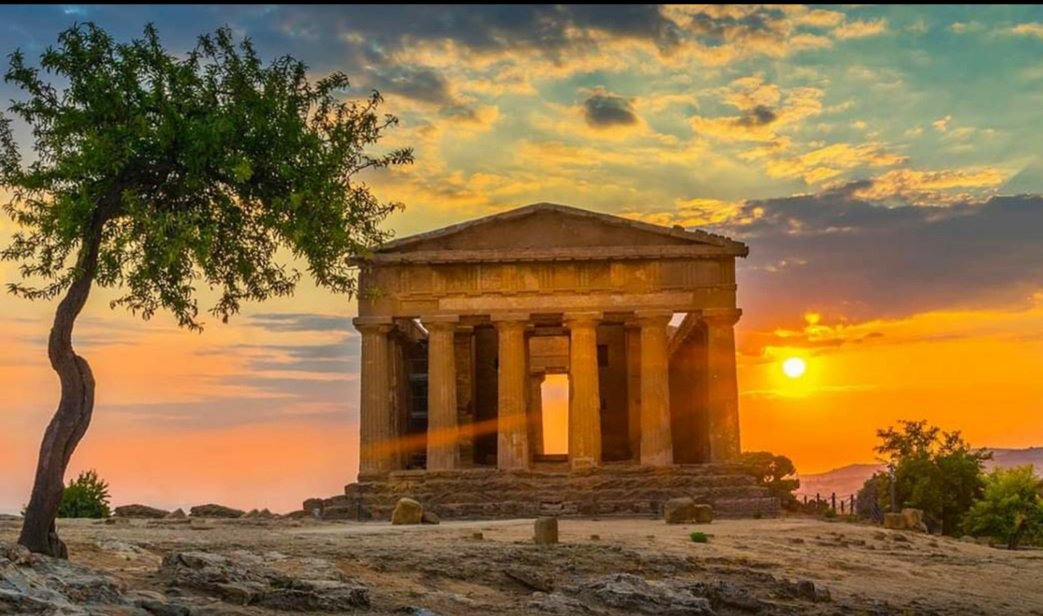 #LaGrandeBellezza a #SalaLettura 
Lo splendido Tempio di Segesta costruito dagli Elimi sito nell'area archeologica di Calatafimi.