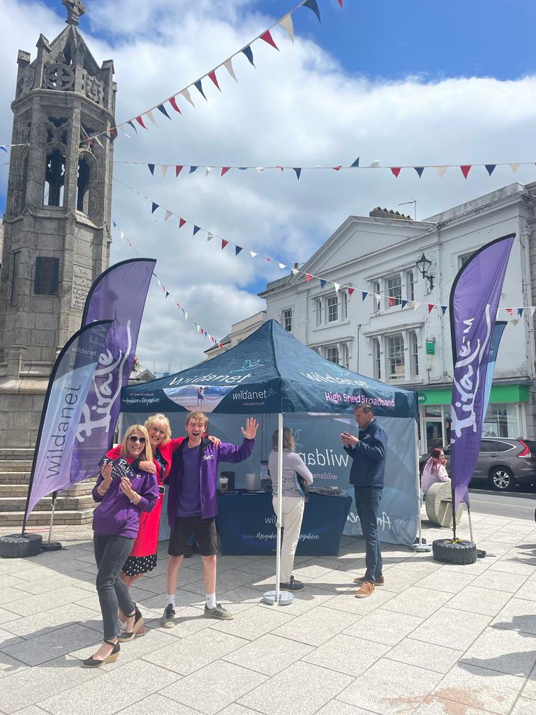 We’re in #Launceston & the sun is shining! Come and see @wildanet for the chance to win 2 years free broadband & pick up a Pirate FM sticker for the chance to win free fuel! On til 4pm with free cake! 😎