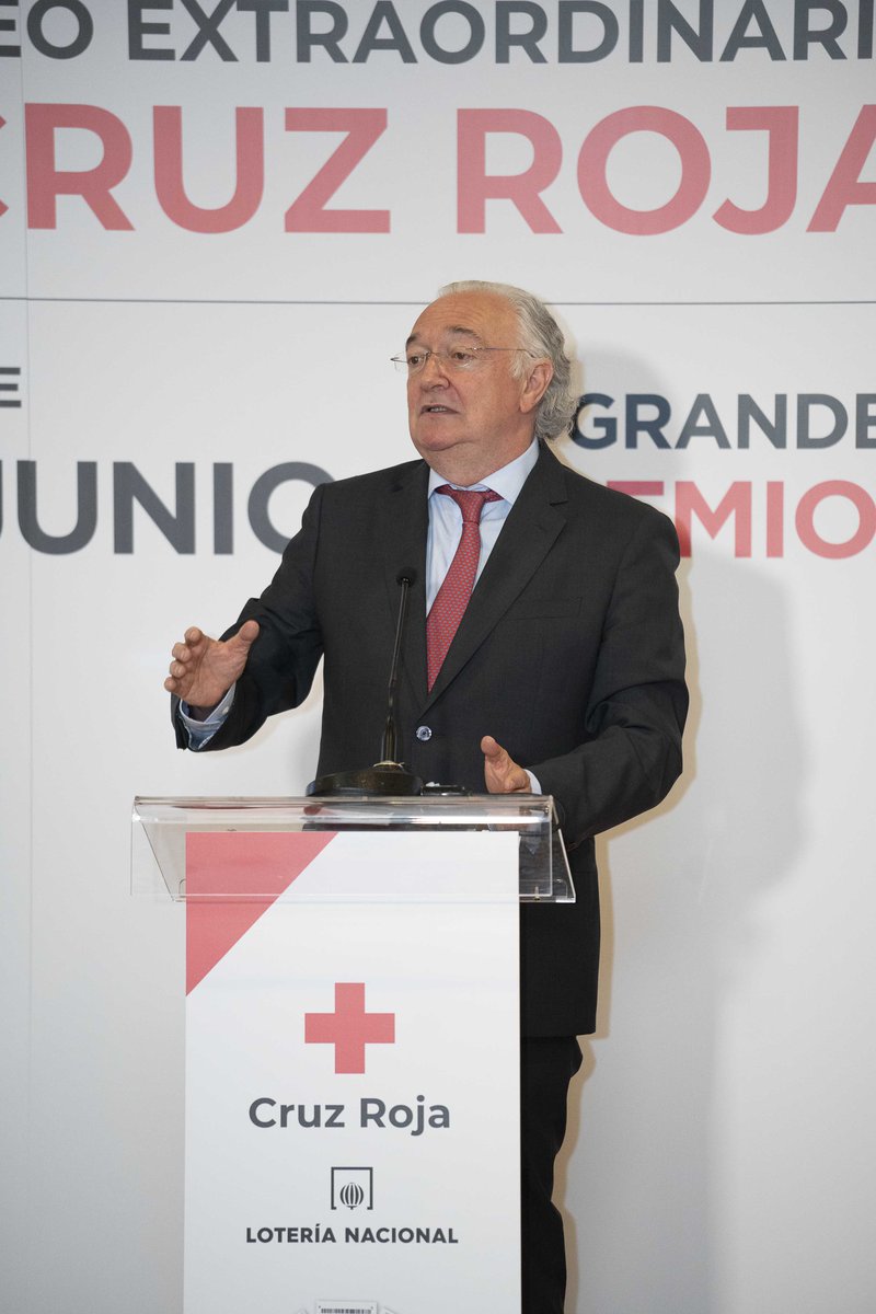 loterias_es's tweet photo. El presidente de Loterías y la presidenta de @CruzRojaEsp han presentado hoy el Sorteo Extraordinario Cruz Roja de Lotería Nacional. La colaboración de Loterías con Cruz Roja ayuda a más de un millón de personas al año: mayores, mujeres o refugiados. #LoteríasconlaSociedad https://t.co/HHccuOWRie