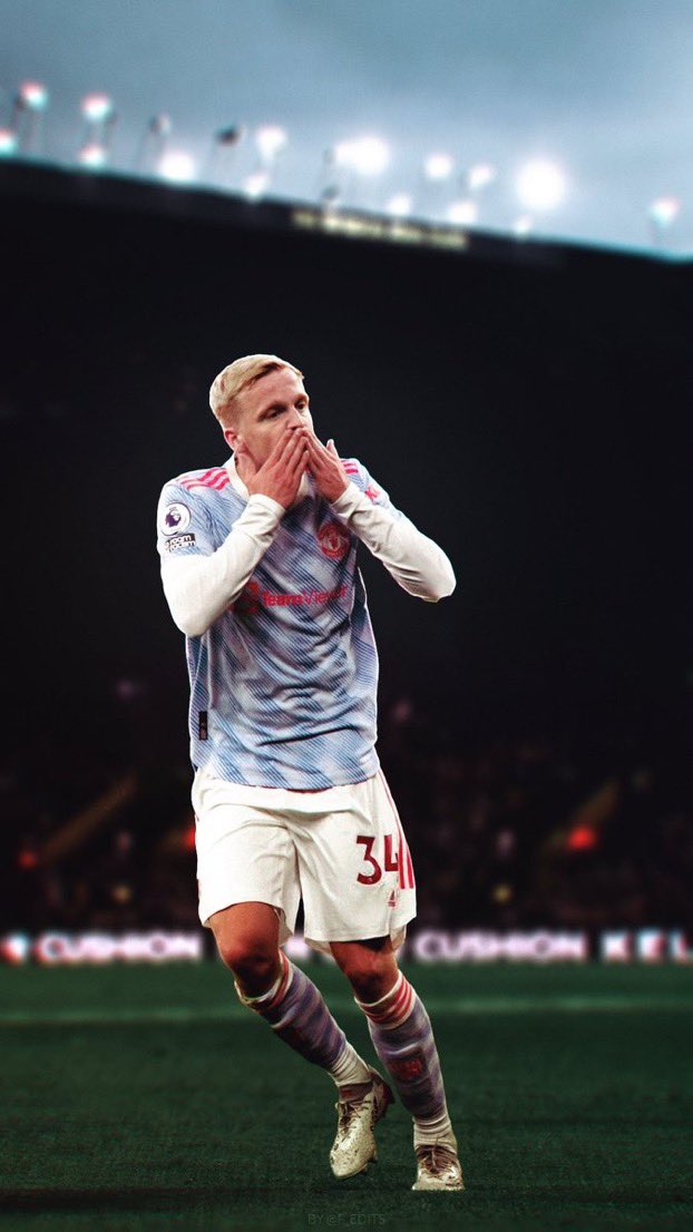 Van_debeek34's tweet photo. 🚨🔴 Donny van de Beek is back at full training with the squad. He is expected to be #mufc player next season and finally have breakthrough season with MUFC. 

Ten Hag believes that Donny has the qualities to be an excellent player in PL, and he has full confidence on him. https://t.co/AGwmz7Ljkk