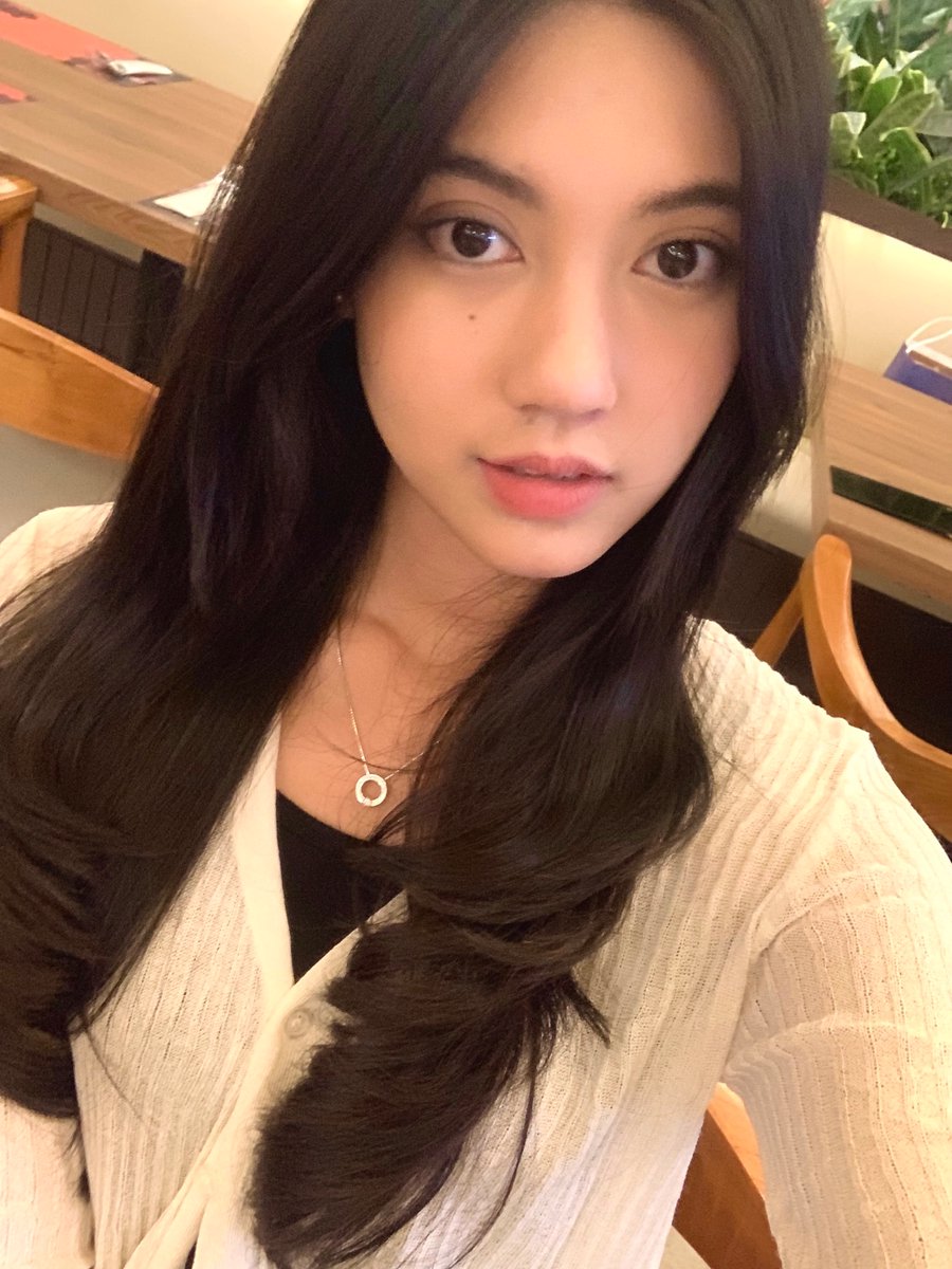 indiraseruni__'s tweet photo. #IndiRabu ver. waktu dinner sama gen 10 <3 https://t.co/EszDvr1Pkg