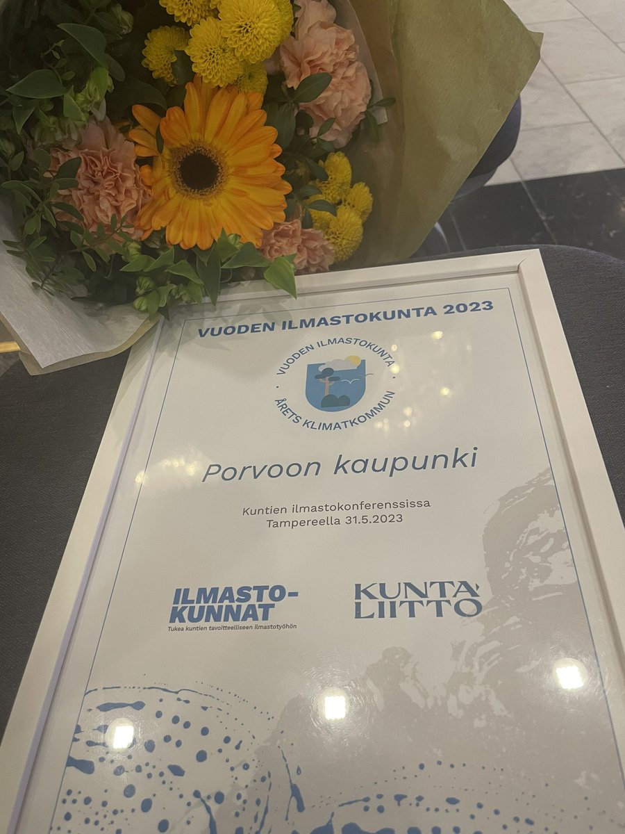 Kunnia vastaanottaa #Kuntaliitto Vuoden Ilmastokunta 2023 palkinto #Porvoo kaupungin puolesta! Suuret kiitokset @SPaivarinta joka johtaa ilmastotyötämme Porvoossa.