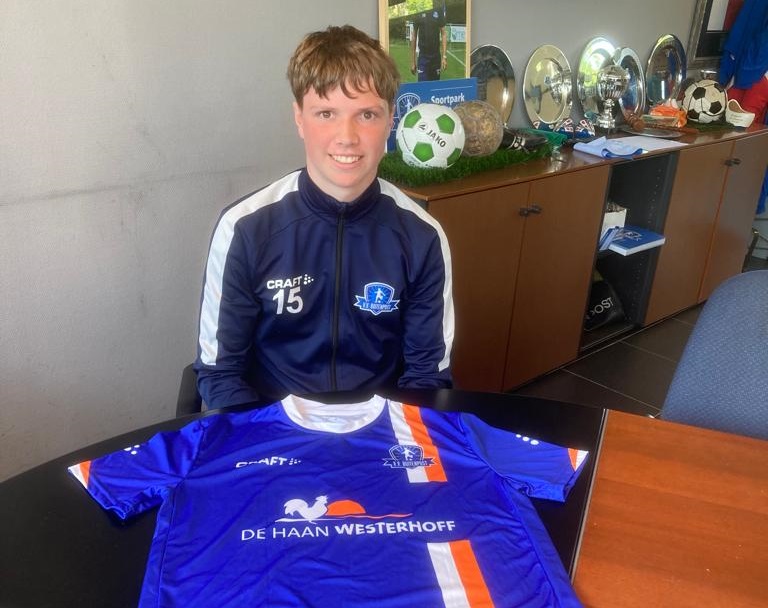 Jornt Henstra (18) is de nieuwe trainer/coach van Buitenpost JO12-1 voor het seizoen 2023/2024 👏 De jonge en zeer ambitieuze jeugdtrainer: 'In dit team zit echt progressie. Daarom ben ik heel blij met deze mogelijkheid.'
➡️Interview: vvbuitenpost.nl/jornt-henstra-…