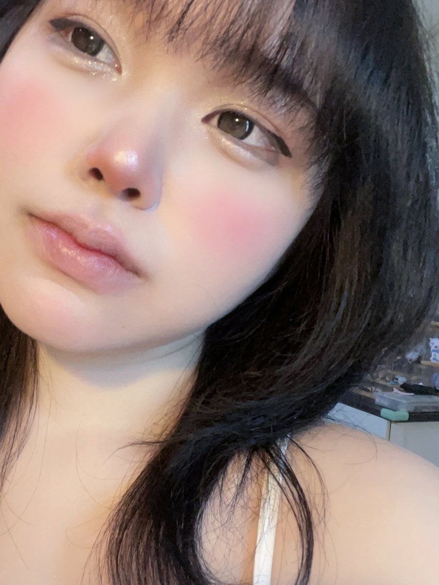xxhani__'s tweet photo. ใครอยากปัดบลัชให้ชัด ดูละมุน แก้มนัวๆ ขอบฟุ้ง ลองเอาบลัชสีสว่าง เนื้อทึบหน่อยมาลงก่อนปัดสีหลัก แล้วเอาตัวเดิมเบลนตบท้ายอีกที เชื่อมสีได้สมูทมาก เนื้อแป้งๆเลยยิ่งดูเนียน ปัดแก้มสวยขึ้นแน่นอน bbia ready to wear powder blush เราใช้สีชมพูเย็นๆ ปัดตามจมูก คาง แก้ม ทำให้หน้าดูสว่างเลย https://t.co/OZYYDRO8AR