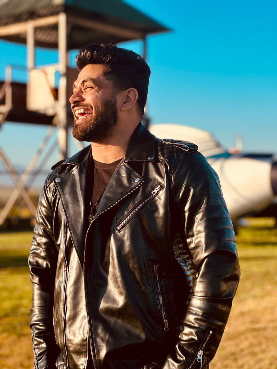 ShivThakare9's tweet photo. Ganpati Bappa Morya 🙏🏻

#ShivThakare #KhatronKeKhiladi13 https://t.co/RLNuZGwbCa