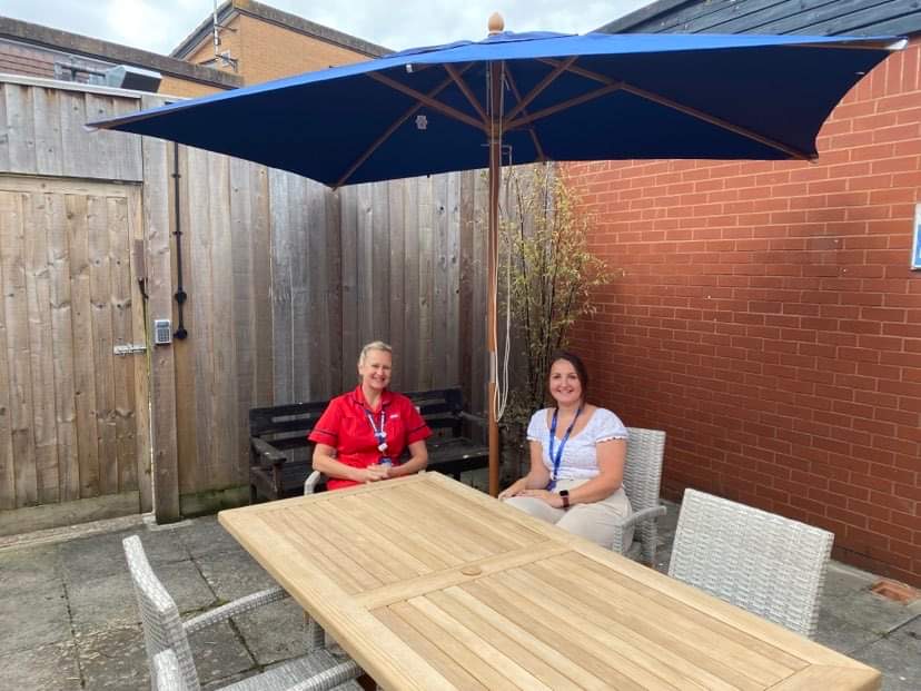 Lovely new garden furniture for our Paediatrics Teams to enjoy lunch breaks in this fab weather!🤩✨🌞