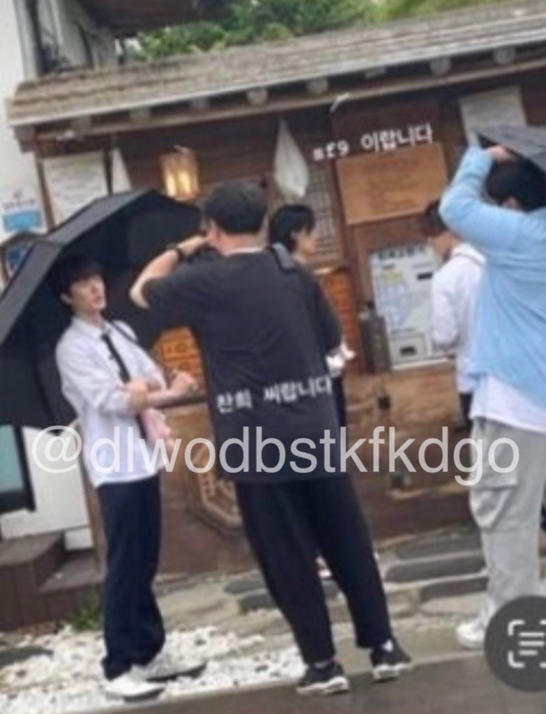 셔츠에 넥타이 달콤하구나🥰
소매까지 걷은 게 신의 한 수인 듯
