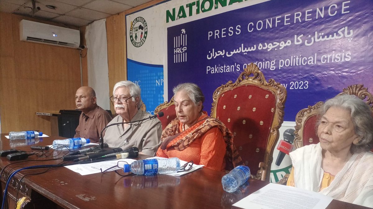 کسی بھی سیاسی جماعت پر پابندی لگانے سے پاکستان کی سیاست کو کوئی فائدہ نہیں ہوگا۔ہم سمجھتے ہیں کہ  حکومت کی طرف سے پی ٹی آئی پر پابندی عائد کرنے کی کوئی بھی کوشش ایک غیر متناسب اور غیر محتاط اقدام ہوگا جس سے مستقبل میں ایک بری مثال  قائم ہوگی،ایچ آر سی پی۔۔۔!!!