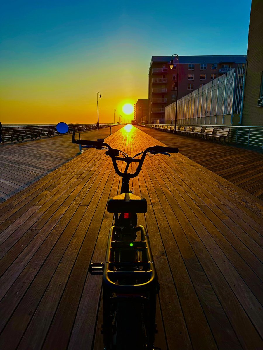 Riding off into the sunset never looked so rad.

📷 IG User Patricia11561