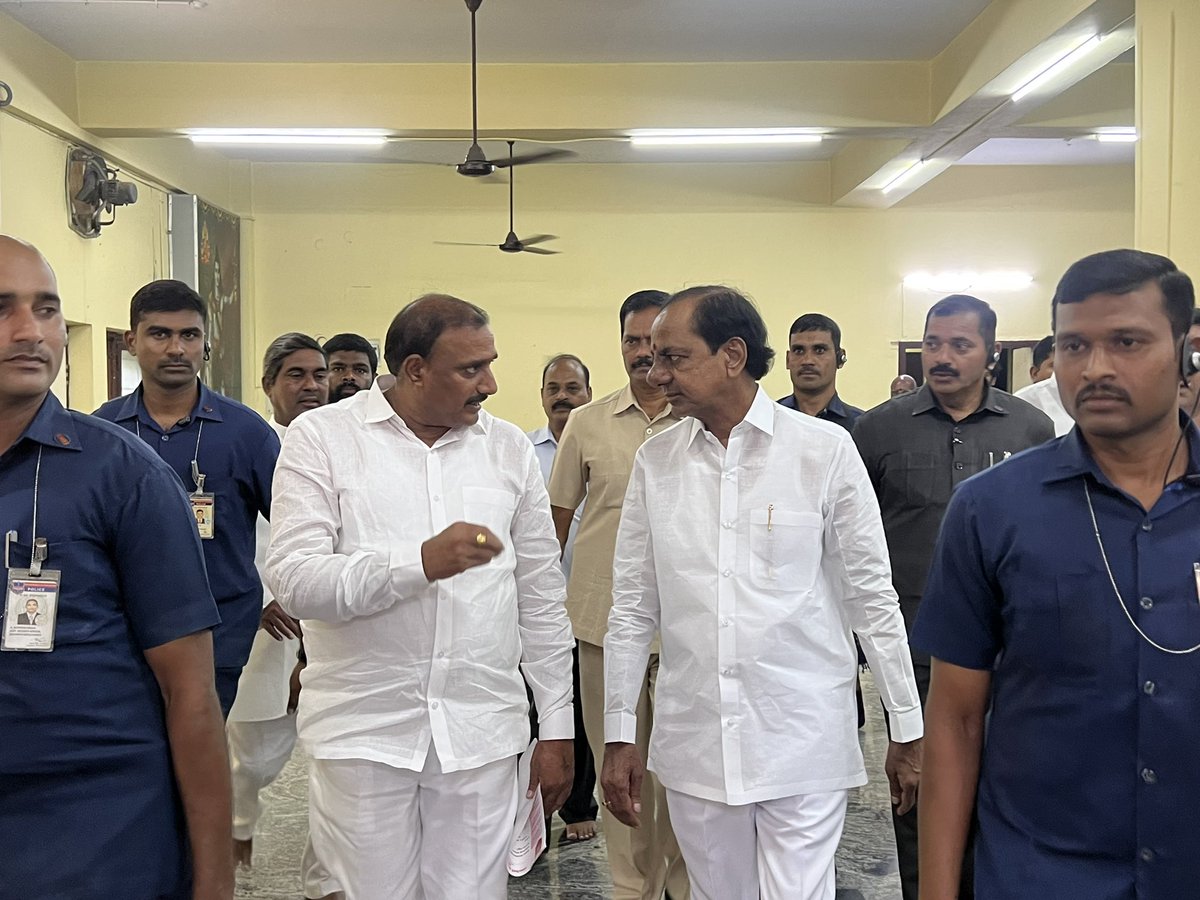 GandhiArekapudi's tweet photo. చందా నగర్ డివిజన్ లోని శ్రీ వెంకటేశ్వర స్వామి వారి దేవాలయ సముదాయంలో విశాఖ శ్రీ శారదా పీఠాధిపతులు జగద్గురు శ్రీశ్రీశ్రీ స్వరూపా నందేంద్ర సరస్వతి స్వామి వారిని, ఉత్తర పీఠాధిపతులు శ్రీశ్రీశ్రీ స్వాత్మా నందేంద్ర సరస్వతి స్వామి వారిని మర్యాద పూర్వకంగా గౌరవ ముఖ్యమంత్రి వర్యులు శ్రీ కల్వకుంట్ల చంద్రశేఖర రావు గారితో కలిసి మర్యాదపూర్వకంగా కలవడం జరిగింది.

@TelanganaCMO @KTRBRS @BRSparty @DrRanjithReddy