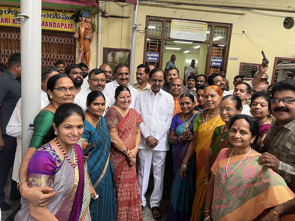 GandhiArekapudi's tweet photo. చందా నగర్ డివిజన్ లోని శ్రీ వెంకటేశ్వర స్వామి వారి దేవాలయ సముదాయంలో విశాఖ శ్రీ శారదా పీఠాధిపతులు జగద్గురు శ్రీశ్రీశ్రీ స్వరూపా నందేంద్ర సరస్వతి స్వామి వారిని, ఉత్తర పీఠాధిపతులు శ్రీశ్రీశ్రీ స్వాత్మా నందేంద్ర సరస్వతి స్వామి వారిని మర్యాద పూర్వకంగా గౌరవ ముఖ్యమంత్రి వర్యులు శ్రీ కల్వకుంట్ల చంద్రశేఖర రావు గారితో కలిసి మర్యాదపూర్వకంగా కలవడం జరిగింది.

@TelanganaCMO @KTRBRS @BRSparty @DrRanjithReddy
