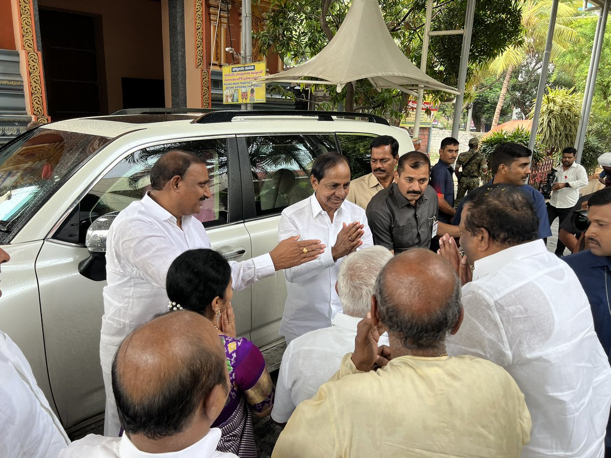 GandhiArekapudi's tweet photo. చందా నగర్ డివిజన్ లోని శ్రీ వెంకటేశ్వర స్వామి వారి దేవాలయ సముదాయంలో విశాఖ శ్రీ శారదా పీఠాధిపతులు జగద్గురు శ్రీశ్రీశ్రీ స్వరూపా నందేంద్ర సరస్వతి స్వామి వారిని, ఉత్తర పీఠాధిపతులు శ్రీశ్రీశ్రీ స్వాత్మా నందేంద్ర సరస్వతి స్వామి వారిని మర్యాద పూర్వకంగా గౌరవ ముఖ్యమంత్రి వర్యులు శ్రీ కల్వకుంట్ల చంద్రశేఖర రావు గారితో కలిసి మర్యాదపూర్వకంగా కలవడం జరిగింది.

@TelanganaCMO @KTRBRS @BRSparty @DrRanjithReddy