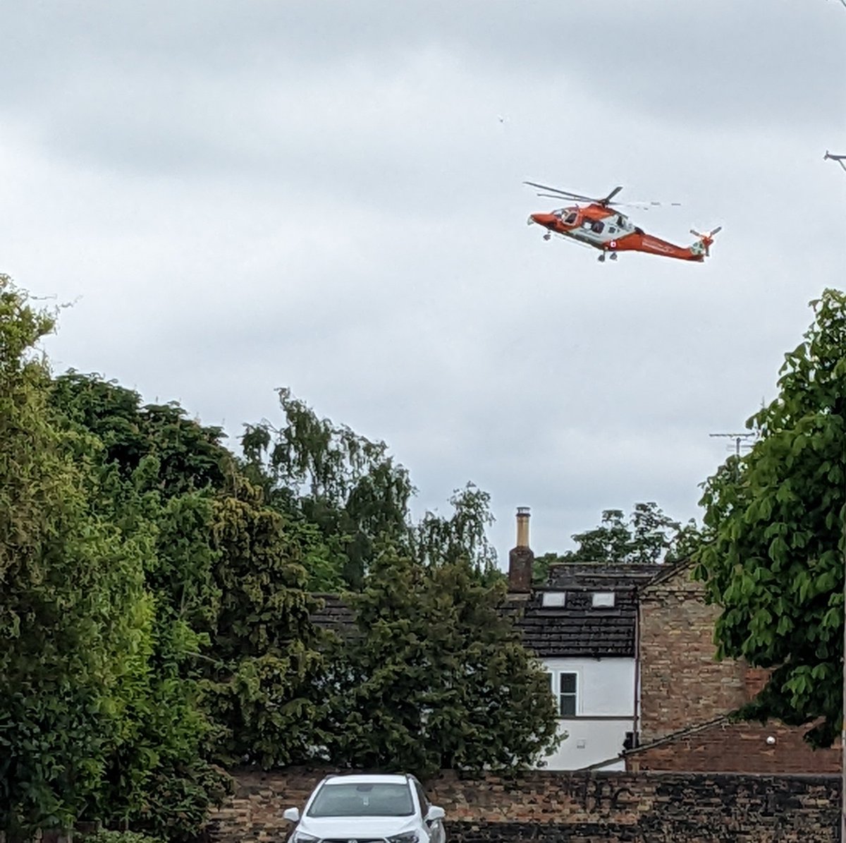 DanyeleHig's tweet photo. Watching the ever-incredible @Magpas_Charity coming in to land while walking the dog - good vibes to all involved in whatever emergency they're taking on today, and a reminder to all of you to support your local air ambulance! https://t.co/ngm6WANkOs